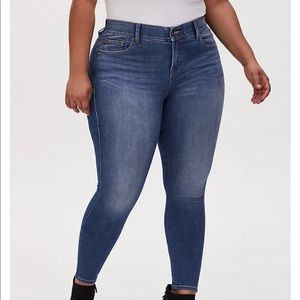 Torrid 22R bombshell Skinny (C0204) jeans plus